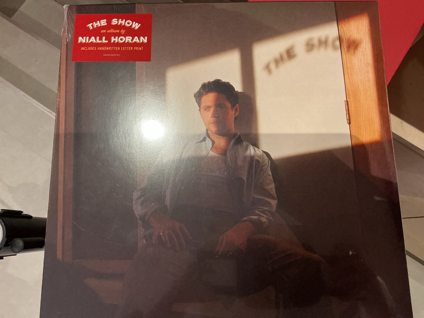 The show an álbum by NIALL HORAN (includes handwritten letter print)